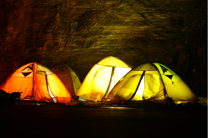 燕子洞外夜宿帐篷
